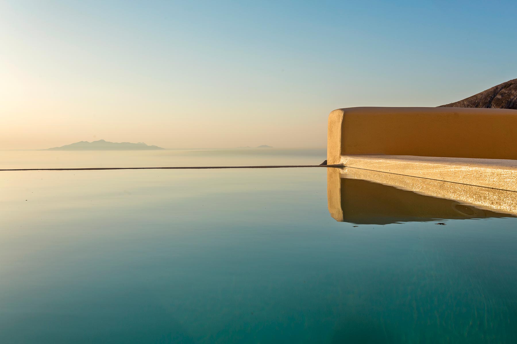 skyfall-suites-pyrgos-santorini-greece-8